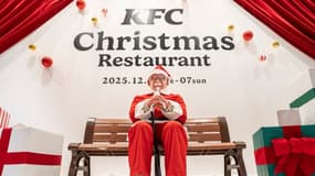 Une statue du "colonel Sanders", fondateur de la chaîne de restauration rapide américaine KFC, déguisé en Père Noël dans un restaurant KFC de Tokyo, au Japon, le 2 décembre 2025.