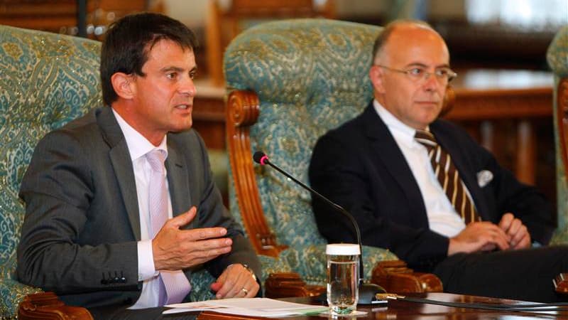 Le ministre de l'Intérieur Manuel Valls et son homologue délégué aux Affaires européennes Bernard Cazeneuve lors d'une réunion avec le président roumain Traian Basescu à Bucarest. La France et la Roumanie ont signé mercredi un accord, valable deux ans, de