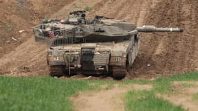 Un char de l'armée israélienne stationné sur une colline surplombant le nord de Gaza le 12 février 2025.