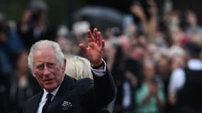 Le roi Charles III et la reine consort Camilla saluent la foule à leur arrivée au palais de Buckingham à Londres, le 9 septembre 2022,