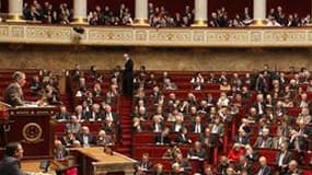 Vue de l'hémicycle de l'Assemblée nationale où les députés ont adopté mercredi, deux jours après les sénateurs, le projet de loi qui introduit des jurés populaires dans les tribunaux correctionnels. /Photo d'archives/REUTERS/Benoît Tessier