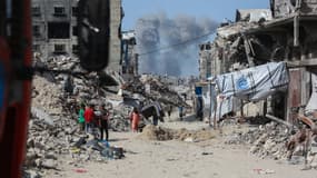 Des personnes au milieu des débris à Jabalia dans la bande de Gaza, le 19 mai 2025.