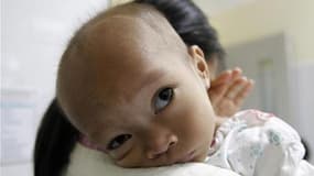 Dans un hôpital de Hanoï, une femme séropositive et son bébé, né avec le VIH. 'Onusida va concentrer ses efforts sur la lutte contre les infections au VIH chez les bébés, qui en héritent de leur mères déjà touchées. En 2009, quelque 370.000 bébés sont nés