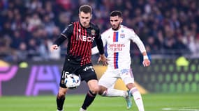 Houssem Aouar et Aaron Ramsey lors d'OL-Nice, le 11 novembre 2022.