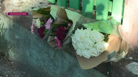 Des bouquets de fleurs ont été déposés pour rendre hommâge aux victimes de l'incendie d'un gîte à Wintzenheim.