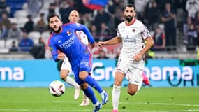 Rayan Cherki et Maxime Gonalons au duel lors de Lyon-Clermont (1-2, 9e journée de Ligue 1), le 22 octobre 2023