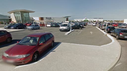 C'est sur ce parking, celui d'un supermarché situé dans une zone commerciale de Calais, que s'est produit le drame.