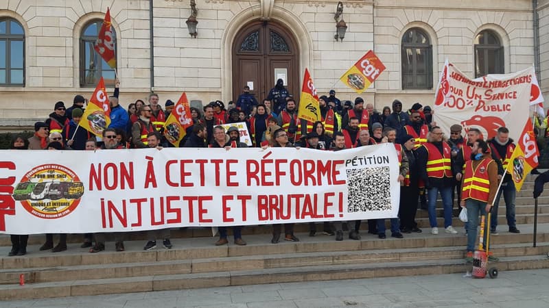 La CGT Cheminots, énergie et chimie a coupé l'électricité de la permanence du député de la majorité Cyrille Isaac-Sibille le 8 février, à Oullins près de Lyon.