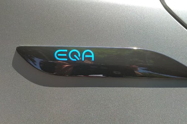 Après l'EQC, le SUV familial, Mercedes attaque la gamme des SUV urbains, l'EQA. 