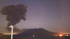 Le mont Sakurajima au sud du Japon en éruption, le 5 février 2016.