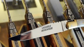 Des couteaux Laguiole exposés dans une boutique de Laguiole (Aveyron), le 21 septembre 2012 (photo d'illustration).