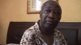 Laurent Gbagbo à l'Hôtel du Golf, lundi après son arrestation. Un collectif de cinq avocats a été constitué à Paris pour défendre le président déchu de Côte d'Ivoire Laurent Gbagbo et son épouse Simone, qui ont été capturés lundi par les forces de son riv