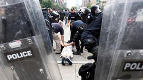 Pour la deuxième journée d'affilée, des affrontements ont opposé la police de Toronto à des groupuscules violents du Black Bloc dimanche jusque tard dans la nuit alors que s'achevait le sommet des pays du G20. /Photo prise le 27 juin 2010/REUTERS/Christin