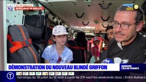 Les badauds découvrent le nouveau blindé griffon de l'armée