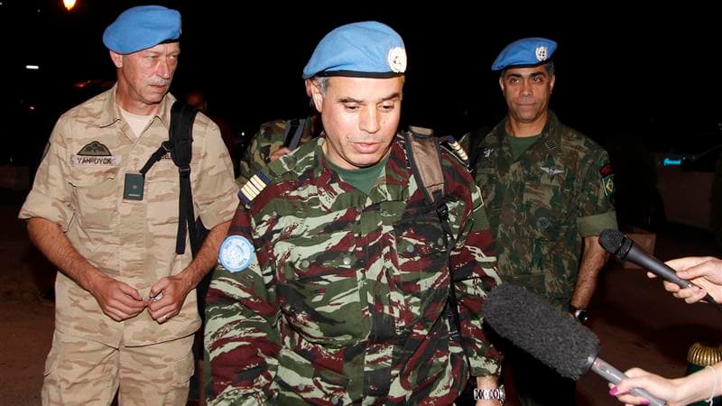 Le colonel marocain Ahmed Himmiche (au centre), qui dirige l'équipe des premiers observateurs de l'Onu en Syrie, mardi à Damas au retour d'un déplacement à Deraa, dans le sud du pays. Les préparatifs de ces six observateurs chargés de veiller au respect d