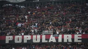 Les ultras niçois de la Populaire Sud lors du match Nice-Toulouse le 16 août 2025