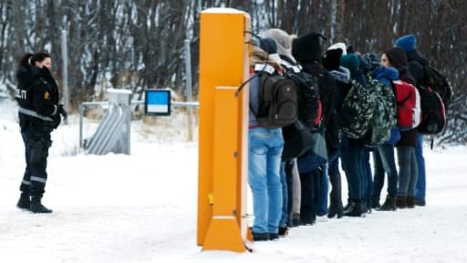 Des migrants reçoivent des instructions d'une policière norvégienne, vers Kirkenes, près de la frontière avec la Russie le 16 novembre 2015