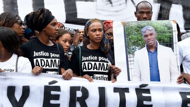 Des manifestants portant un portrait d'Adama Traoré