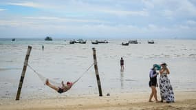 Des touristes sur une plage des îles Phi Phi en Thaïlande, le 26 novembre 2021
