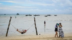 Des touristes sur une plage des îles Phi Phi en Thaïlande, le 26 novembre 2021