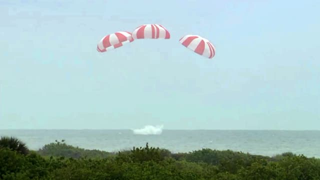 Le vaisseau spatial Dragon V-2  s'est posé sans encombre sur l'océan dans le cadre d'un essai d'une procédure d'urgence.