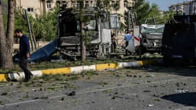 Les conséquences de l'attentat à la voiture piégée dans le centre-ville de Diyarbakir, le 10 mai 2016.
