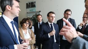 Le ministre de la Santé Olivier Véran (à gauche) et le président français Emmanuel Macron (au centre) lors d'une visite à l'hôpital Necker à Paris le 10 mars 2020