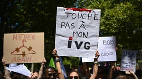 Des manifestants pour le droit à l'IVG samedi 2 juillet à Paris.