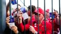 Des supporters de Liverpool bloqués à l'extérieur du terrain montrent leurs billets de match lors de la finale de la Ligue des champions de l'UEFA au Stade de France, à Paris. Date de la photo : samedi 28 mai 2022