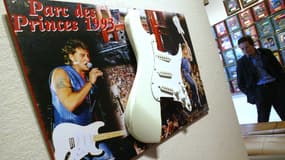 Une guitare de Johnny Hallyday, lors d'une précédente vente aux enchères, en 2004.