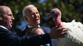 Le président américain Joe Biden, accompagné par le président de la Fédération nationale de dinde John Zimmerman et de son fils Grant, à la Maison Blanche ce lundi 25 novembre 2024.