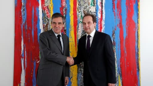 Francois Fillon (G) serre la main de Jean-Christophe Lagarde, de l'UDI à Paris le 14 mars 2017