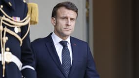 Emmanuel Macron arrive pour accueillir les dirigeants européens avant un sommet informel pour discuter de la situation en Ukraine et de la sécurité européenne, à l'Elysée le 17 février 2025.
