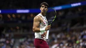 Carlos Alcaraz lors de sa victoire face au Sud-Africain Lloyd Harris (6-3, 6-1, 7-6), au 2e tour de l'US Open, le 31 août 2023