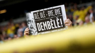 Un supporter du Borussia Dortmund brandissant une pancarte à l'effigie d'Ousmane Dembélé, le 26 août 2017