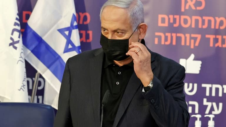 Le Premier ministre israélien Benjamin Netanyahu avant de se faire injecter le vaccin contre le Covid-19 développé par les sociétés BioNTech/Pfizer à l'hôpital Sheba, situé à Ramat Gan, près de Tel-Aviv, le 19 décembre 2020