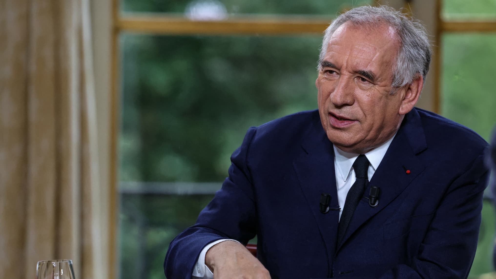 "IL ENVOIE DES CLINS D'ŒIL AUX BOOMERS": POURQUOI FRANÇOIS BAYROU PARLE DE "SIMONE" ET "JEANNOT" SUR LES PLATEAUX TÉLÉ