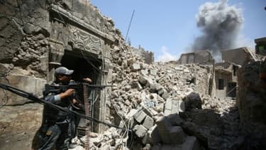 Des soldats des forces armées irakiennes tirent sur une position des jihadistes de l'EI, dans la Vieille ville de Mossoul, le 28 juin 2017