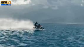 Incroyable : ce motard fait du surf en motocross