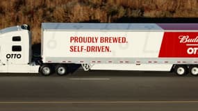 Le poids lourd chargé de bière Budweiser a traversé sur autoroute une partie du Colorado, dans l'ouest des États-Unis, avec pour seuls guides ses caméras, radar et senseurs.