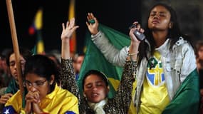 Le pape François a encouragé samedi la jeunesse brésilienne, qui a massivement protesté le mois dernier contre la corruption, à poursuivre ses efforts pour changer la société en combattant l'apathie et en offrant une "réponse chrétienne". Le pape argentin
