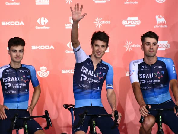 Des coureurs d'Israel-Premier Tech au départ de la Vuelta en août 2025