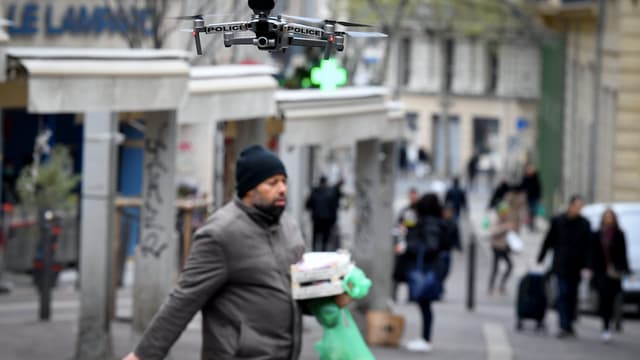 Un drone de la police vole au-dessus du marché des Capucins, à Marseille. 