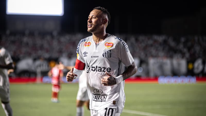 Santos: Neymar marque un superbe corner direct pour répondre aux supporteurs qui le huaient