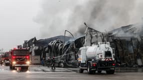 Une usine détruite par un incendie mortel à Trikala en Grèce le 26 janvier 2026