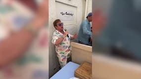 Elton John improvise un concert dans un restaurant à Cannes et dévoile son duo avec Britney Spears