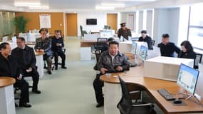 Cette photo prise le 19 novembre 2025 et publiée par l'agence de presse officielle nord-coréenne Korean Central News Agency (KCNA) le 20 novembre 2025 montre le dirigeant nord-coréen Kim Jong Un (au centre) inspectant l'hôpital du comté de Kangdong, récemment achevé, à Pyongyang. (Photo KCNA VIA KNS / AFP)
