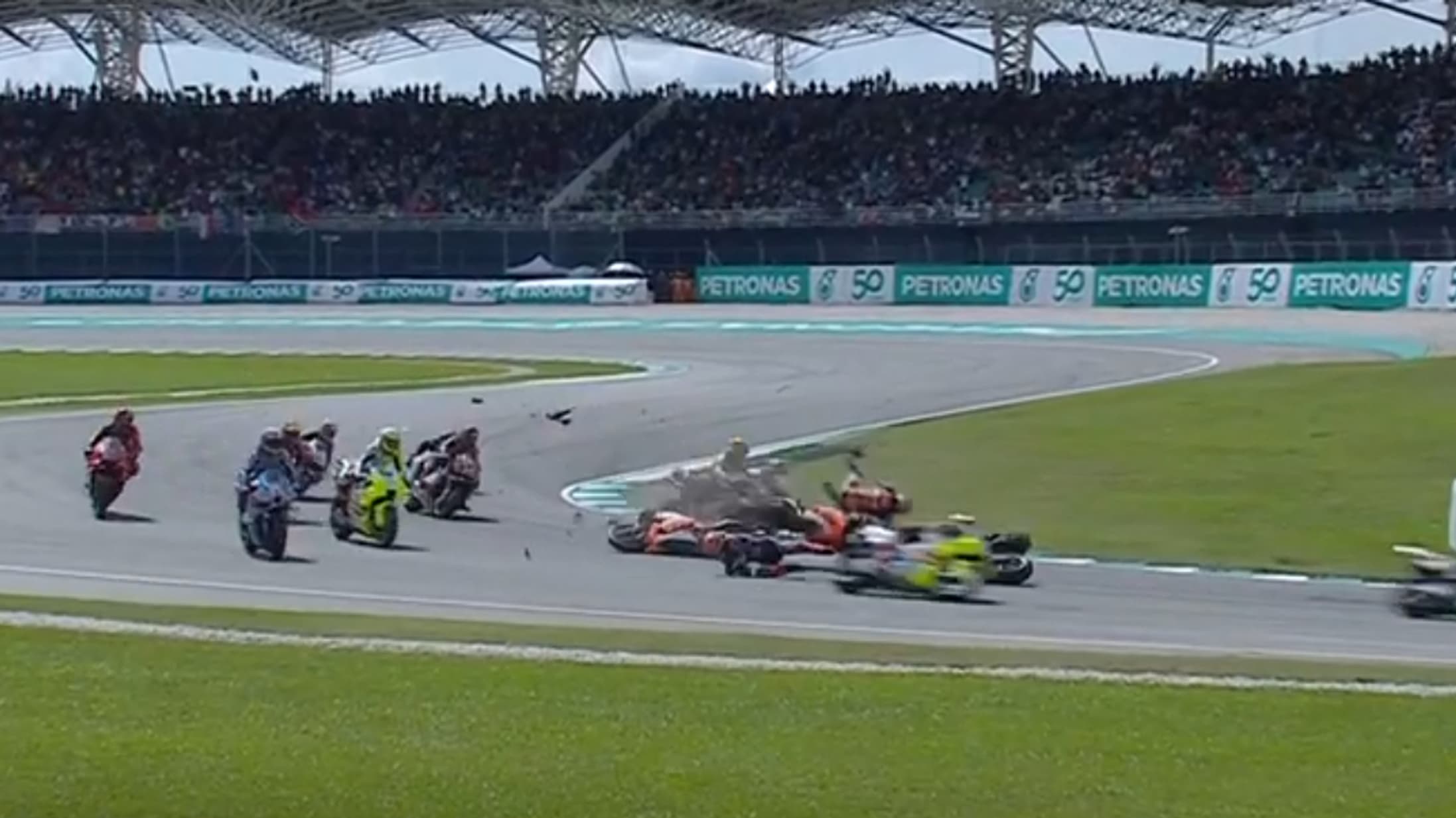 MotoGP (GP de Malaisie) les images du gros crash entre trois pilotes