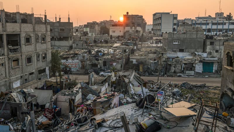 Le soleil se lève à Rafah au-dessus d'un camp de Palestiniens fuyant les combats dans la bande de Gaza, le 1er janvier 2024. (Photo d'illustration)