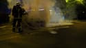 Pompiers en train d'éteindre le feu de véhicules à Nantes.
